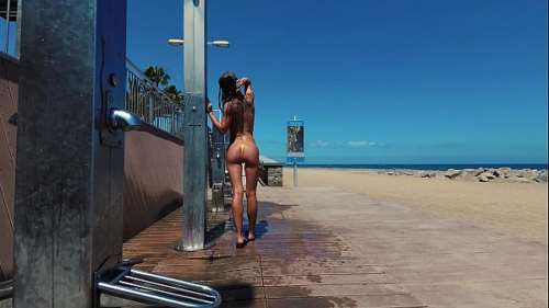 Худая девушка топлесс на пляже