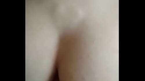 Парень трахает молодую девушку сзади и снимает на телефон