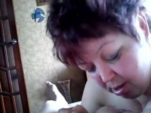 Русская зрелая и толстая женщина сосет член у мужа