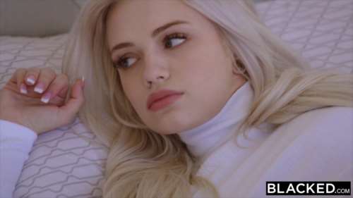 Худощавая девушка трахется с негром у которого большой ровный член