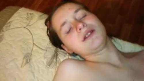 Чувак ебет в попку молодую девку через презерватив