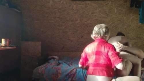 Толстый мужик трахнул жену и полизал ее подруге