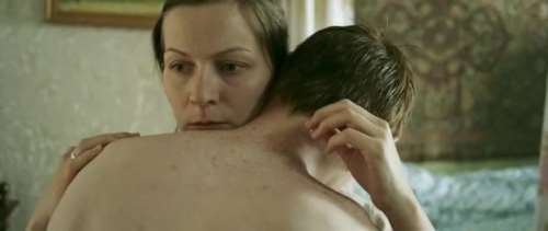 Взрослая баба сама легла под очень молодого парня