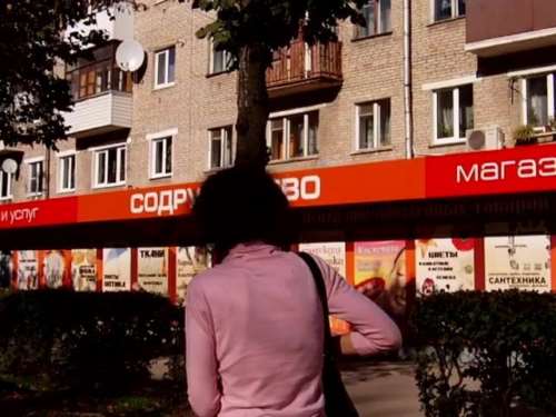 Мужик дал в рот брюнетке и она полизала его яйца