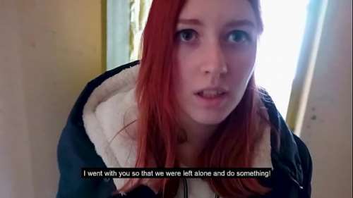 Рыжая телка сосет член на корточках в подъезде