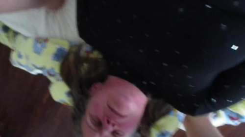 Жена лижет яйца мужу пока он дрочит член