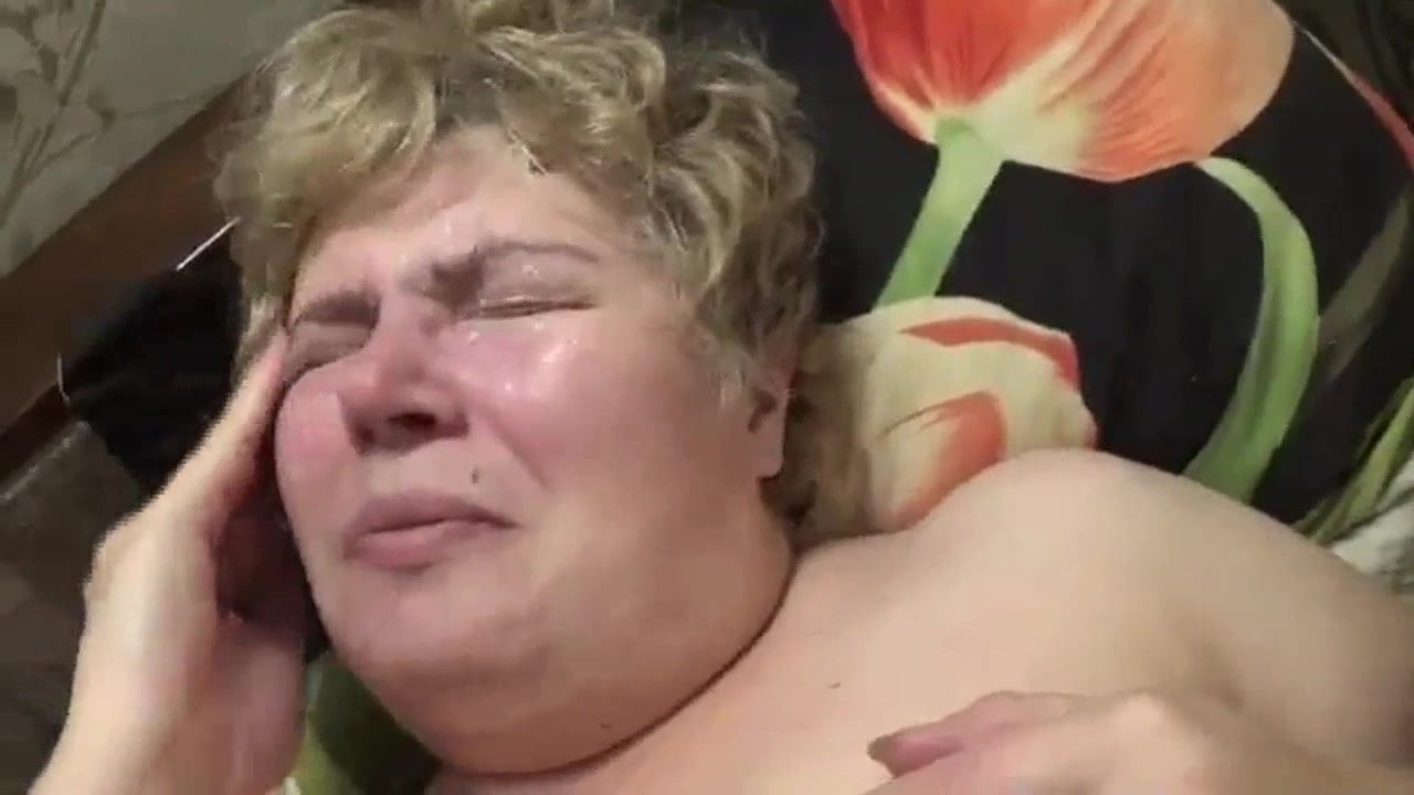 Толстой русской бабе накончали на лицо после минета