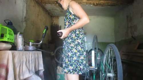 Развратная баба трахает себя бутылкой прямо в гараже 