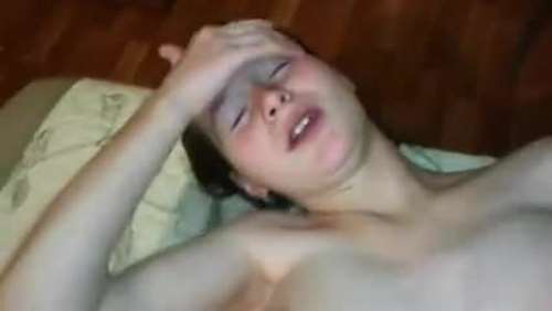 Снимает ролик от первого лица и ебет жену в тугой анал с презервативом 