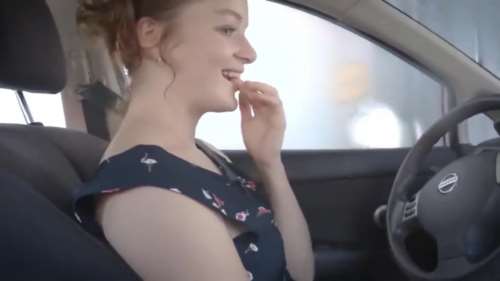 Шлюха мастурбирует киску пальчиками в машине и ловит оргазм 