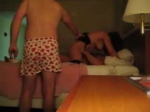 Куколд снимает видео, как его жена трахается в киску с любовником 