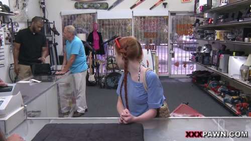 Рыжая девушка потрахалась в киску с мужиком, чтобы получить работу продавщицы 