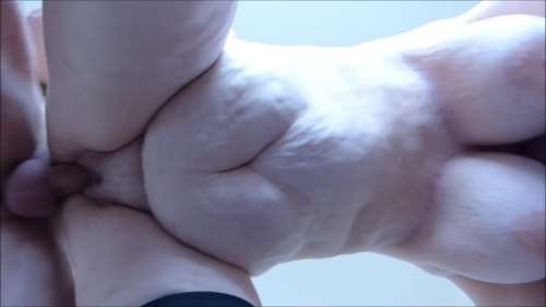 Толстая жена с большими дойками ебется раком с мужем в письку 