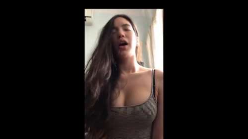 Сексуальная малышка скачет киской на длинном члене до бурного оргазма 